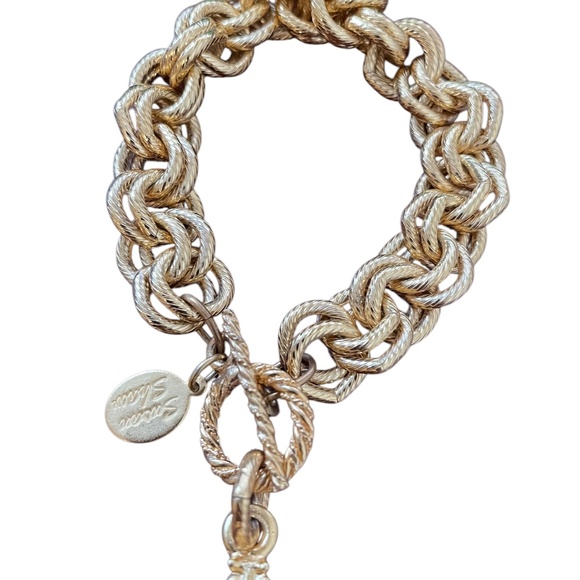 Vintage Triple-Plated Gold Hand-Cast Bee Charm Bracelet - Picture 4 of 9